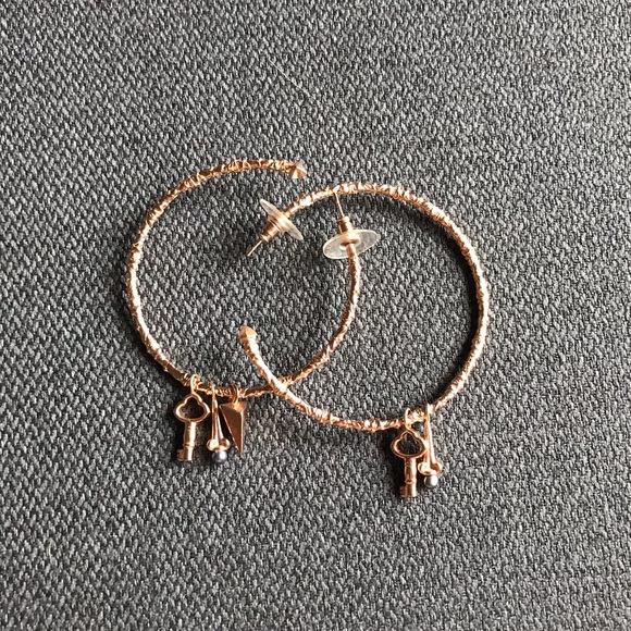 KENDRA SCOTT Rose Gold Charm Hoop Earrings